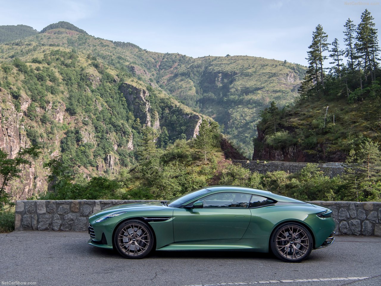 Aston Martin DB12